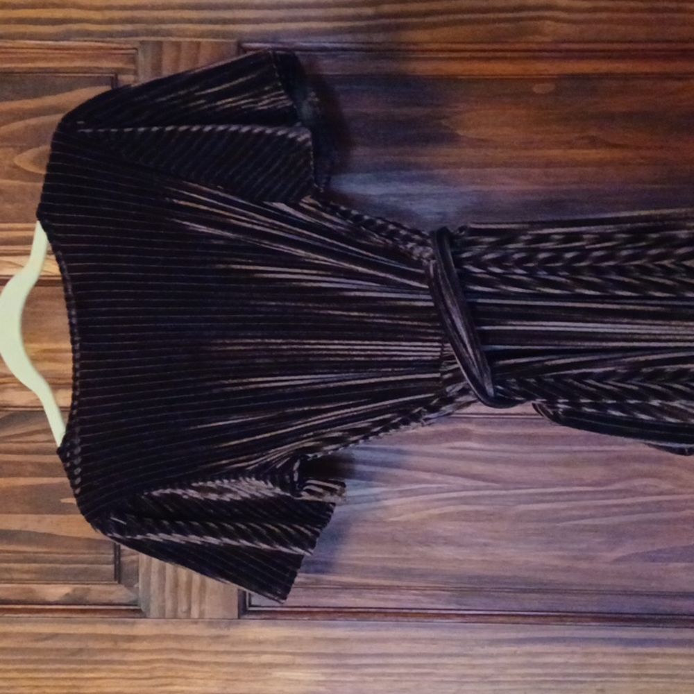 Andi Ribbed Velvet Wrap - Picture 6 of 10